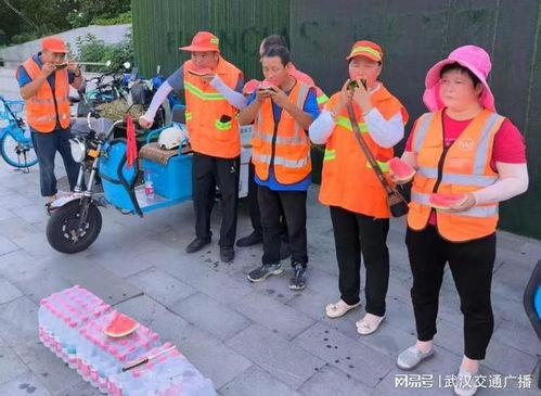 环卫工人免费吃瓜,免费吃瓜,清凉一夏 第2张 环卫工人免费吃瓜,免费吃瓜,清凉一夏 第2张